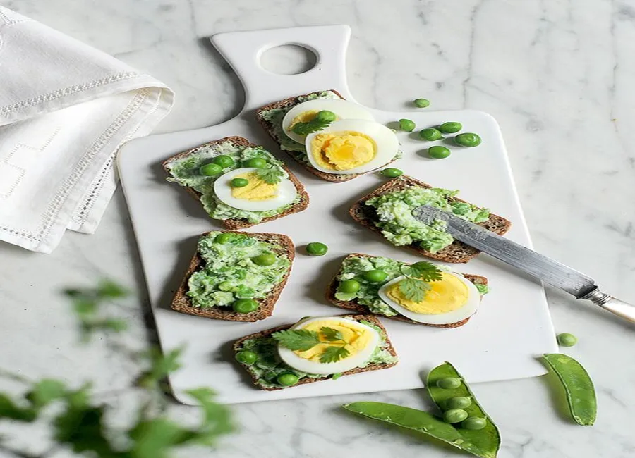 Tartines de petits pois et fromage frais
