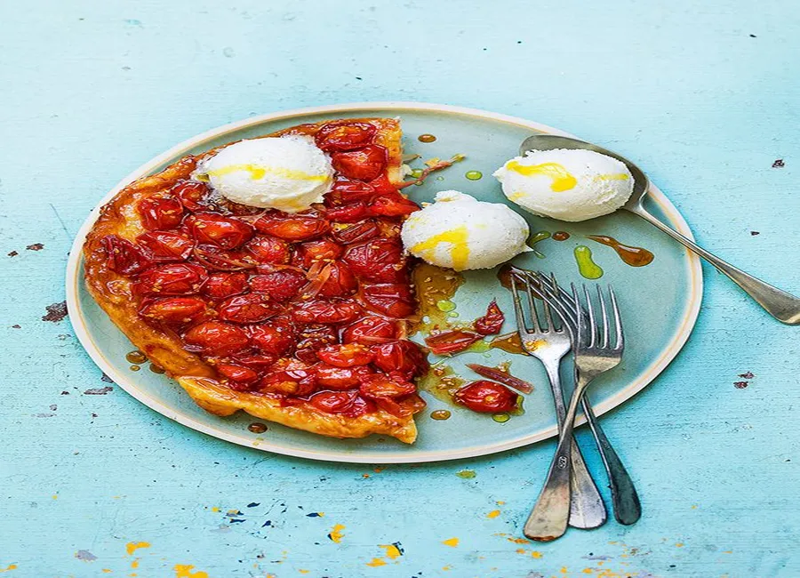 Tatin de tomates cerises, glace à la ricotta et à l'huile d'olive