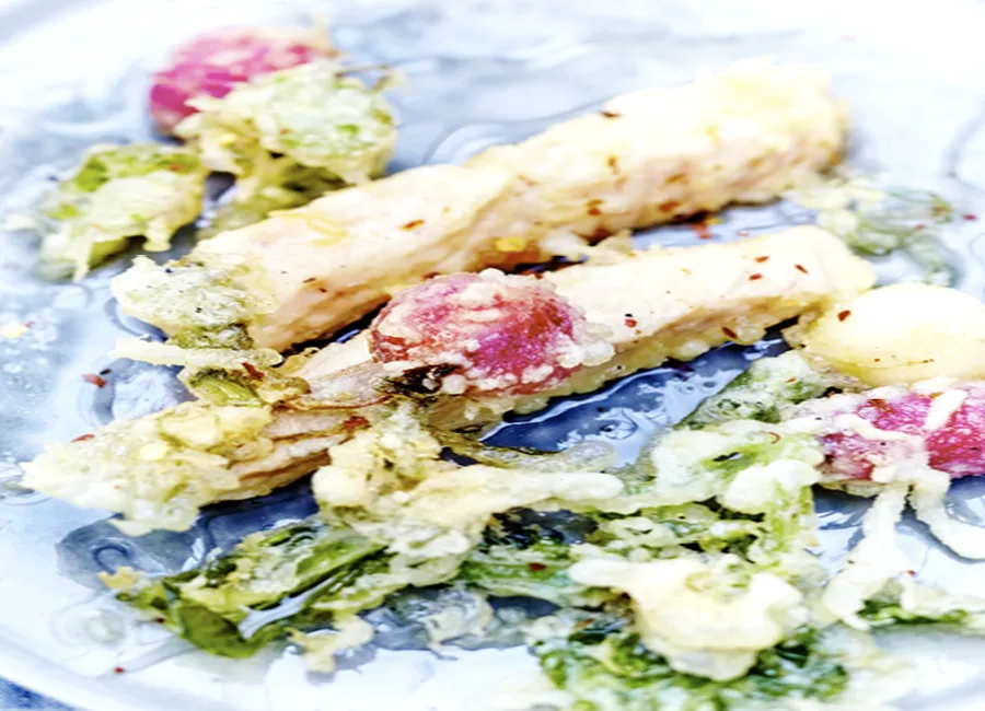 Tempura de saumon et petits légumes croquants