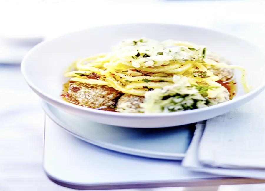 Tempura spaghettis, kale et boulettes