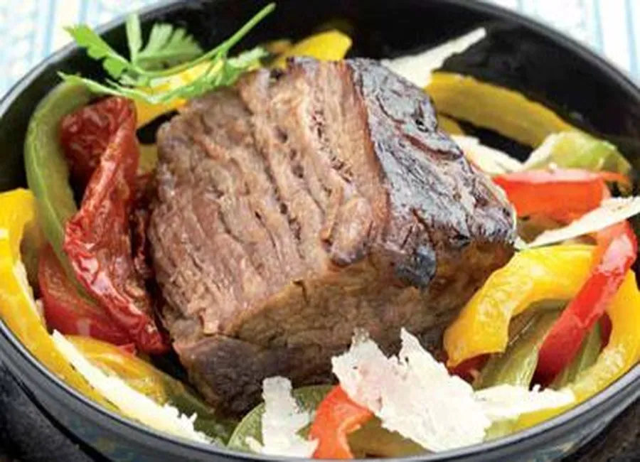 Tendron de boeuf laqué et poivrons entrelacés