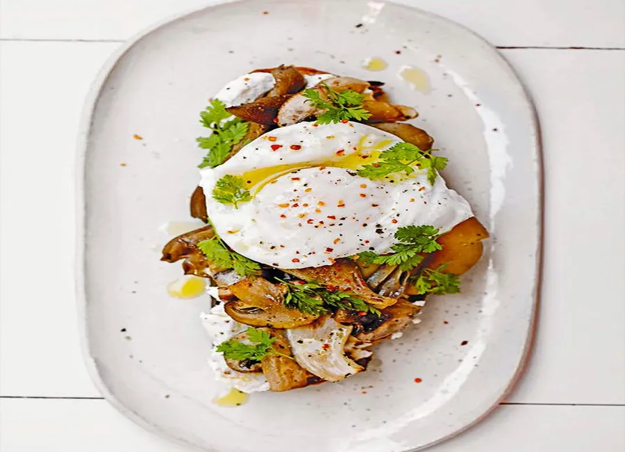 Toast pleurotes, oeuf poché