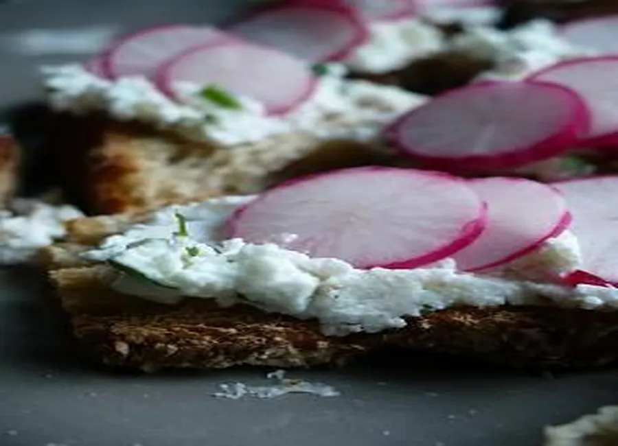 Toasts au chèvre frais et radis roses
