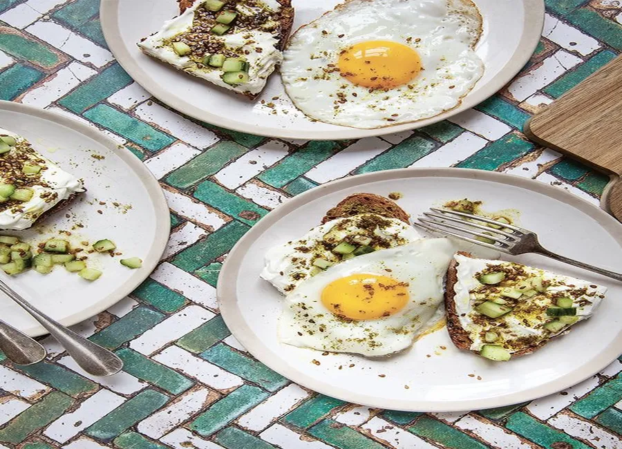 Toasts au labneh, zaatar, concombre