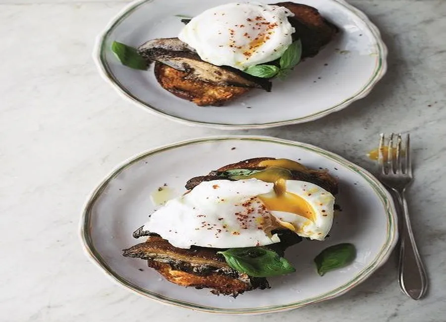 Toasts, champignons et oeufs pochés