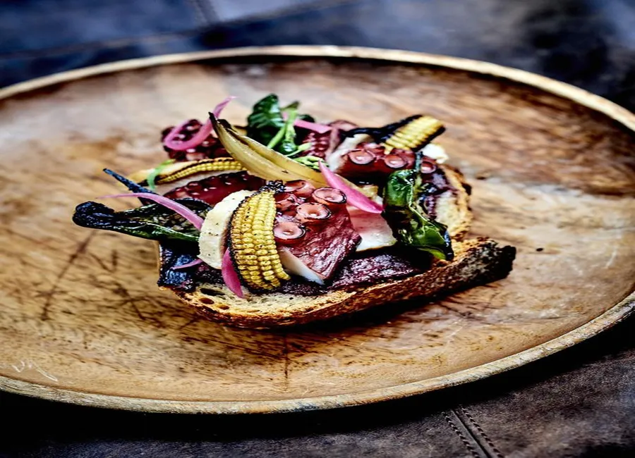 Toasts de poulpe et poulet, crème d'olive noire de kalamata