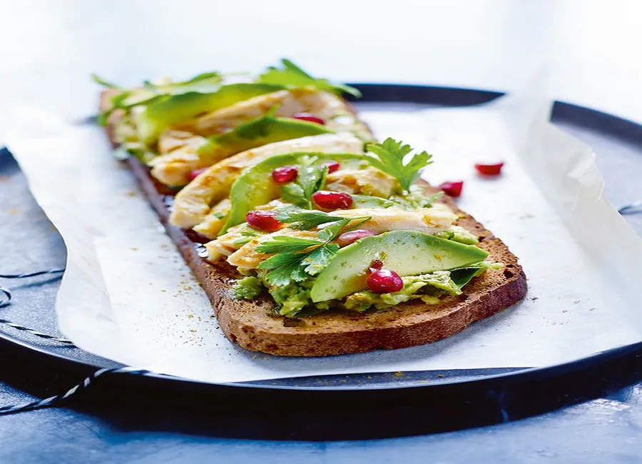 Toasts sans gluten au poulet et avocats pimentés au curry