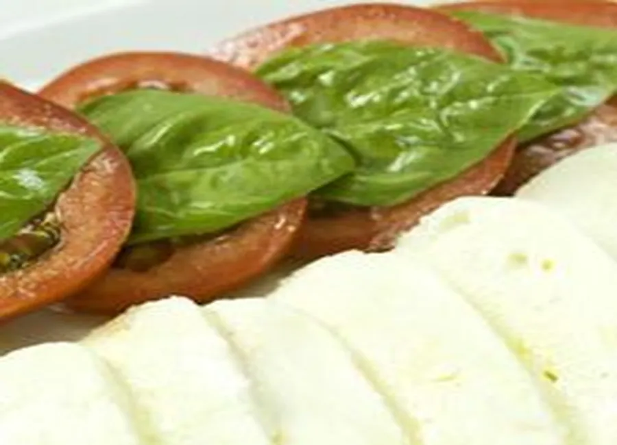 Tomate, mozzarella et pesto