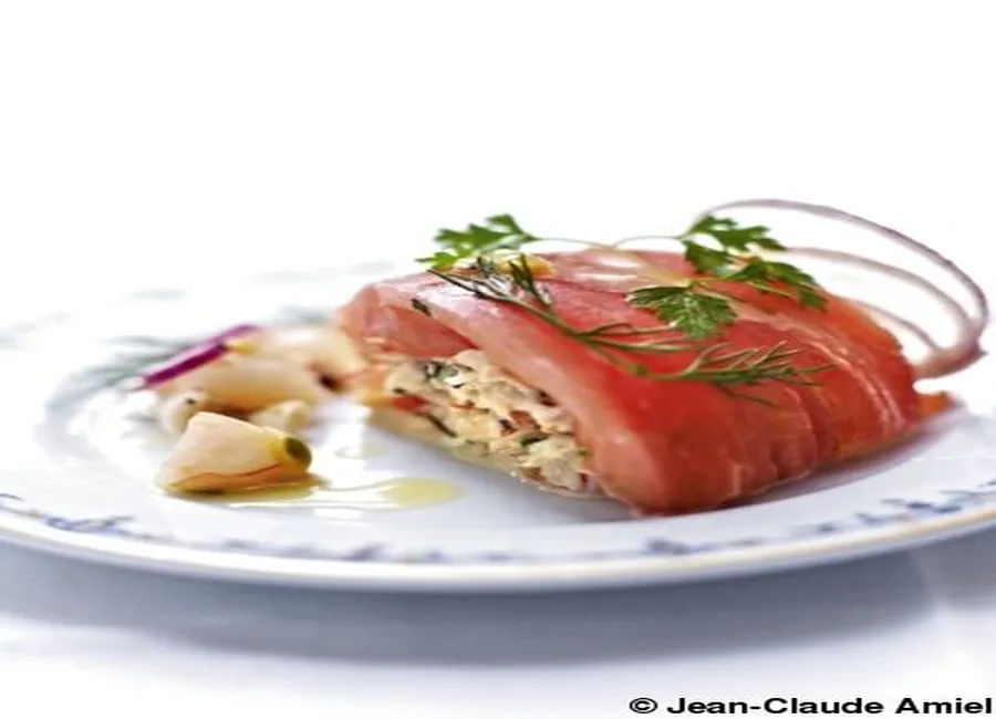 Tomates coeur de boeuf farcies aux fruits de mer, sauce papaye