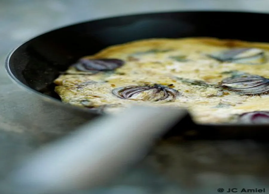 Tortilla oignon rouge et aneth (sans la retourner)
