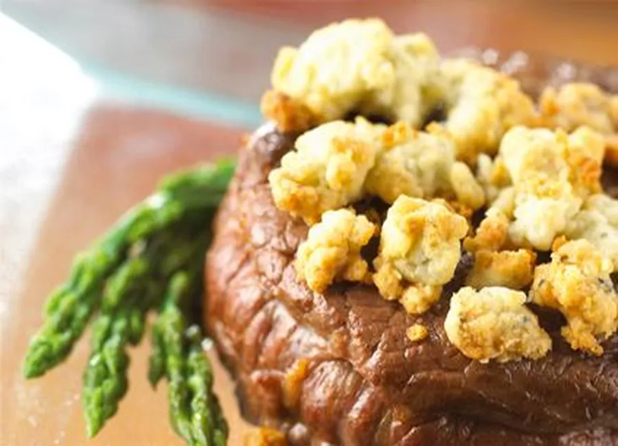 Tournedos de boeuf, crumble de roquefort