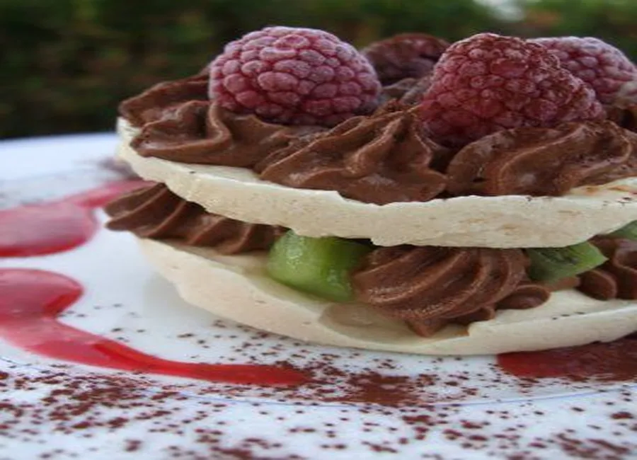 Tours meringuées à la mousse de chocolat, kiwis et framboises