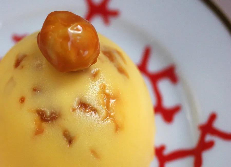 Vacherin glacé aux noix de macadamia caramélisées et au safran