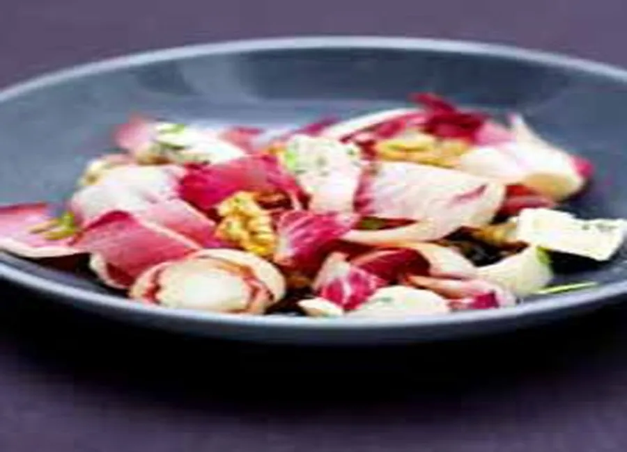 Carmines et noix en salade a la fourme d'ambert
