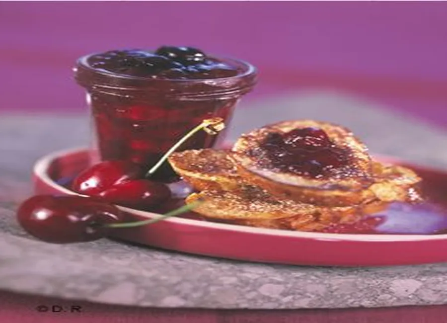 Confiture de cerise et pain perdu brioché au sucre vanillé