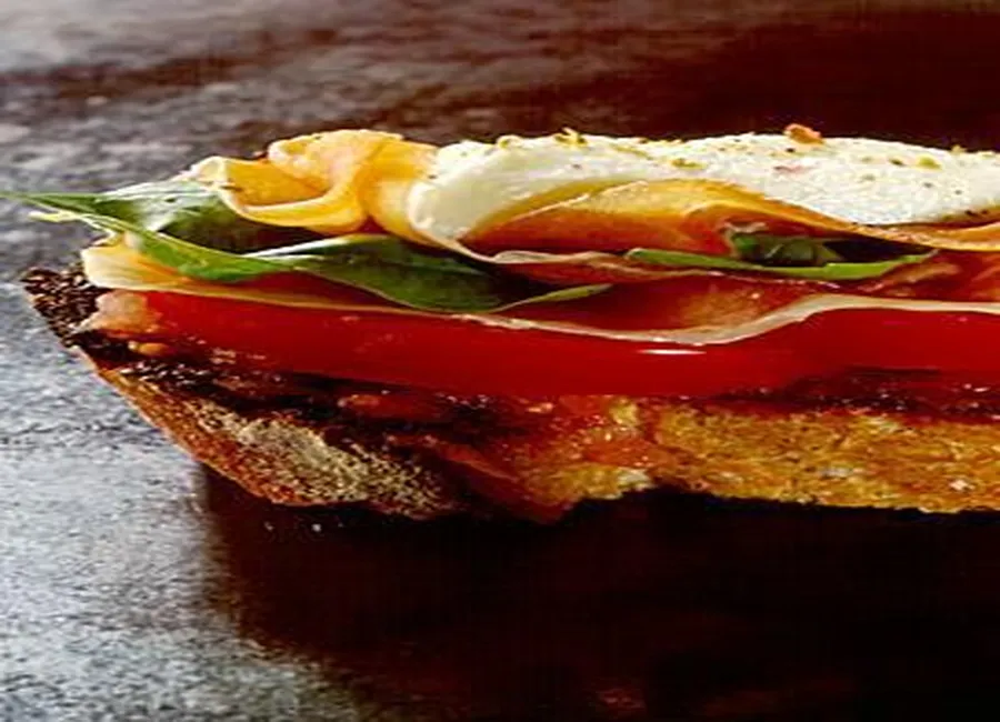 Crostini au jambon de parme et à la mozzarella
