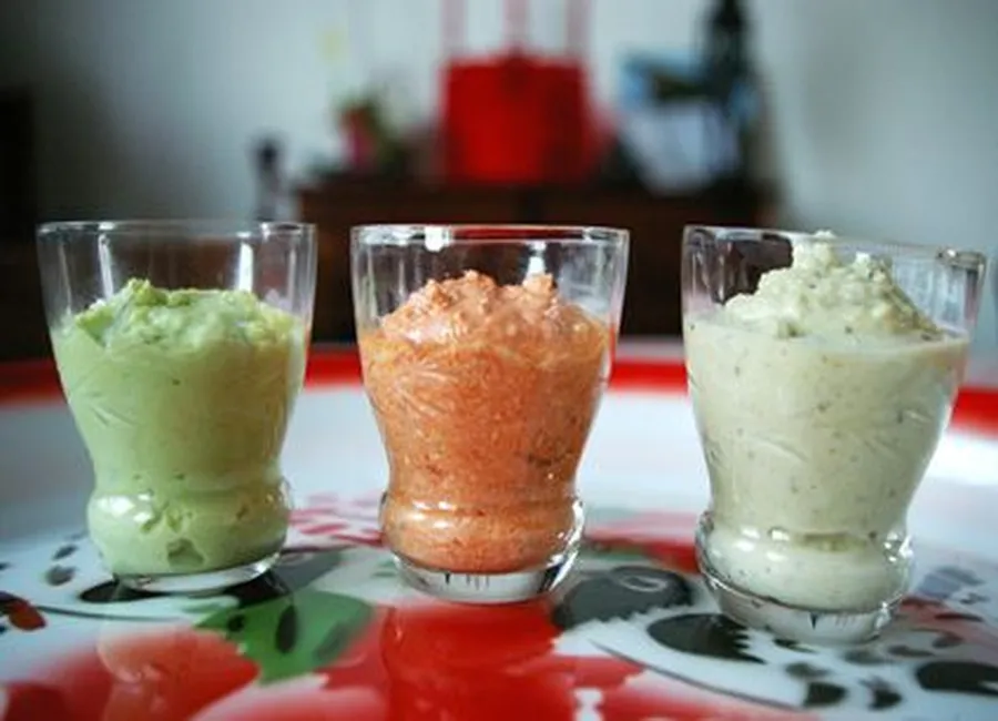 Mousse avocat-coco, tomate-féta, caviar d'artichaut