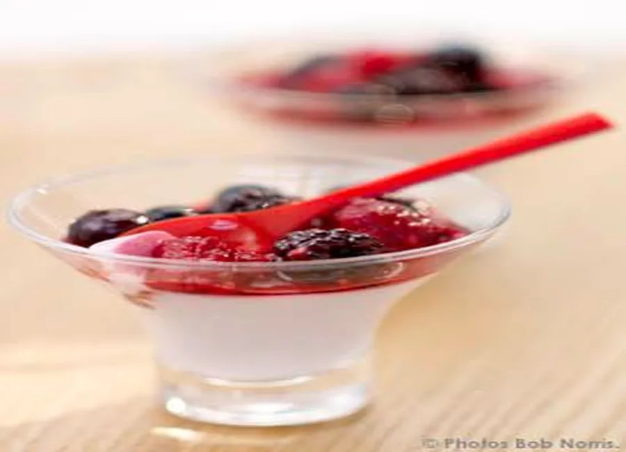Panna cotta et compote de fruits
