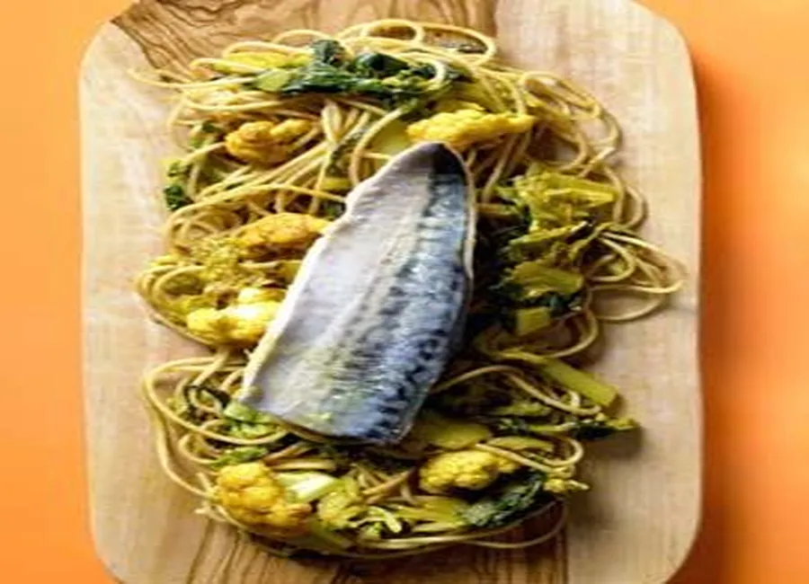 Pâtes au kamut, curcuma, légumes verts et maquereaux