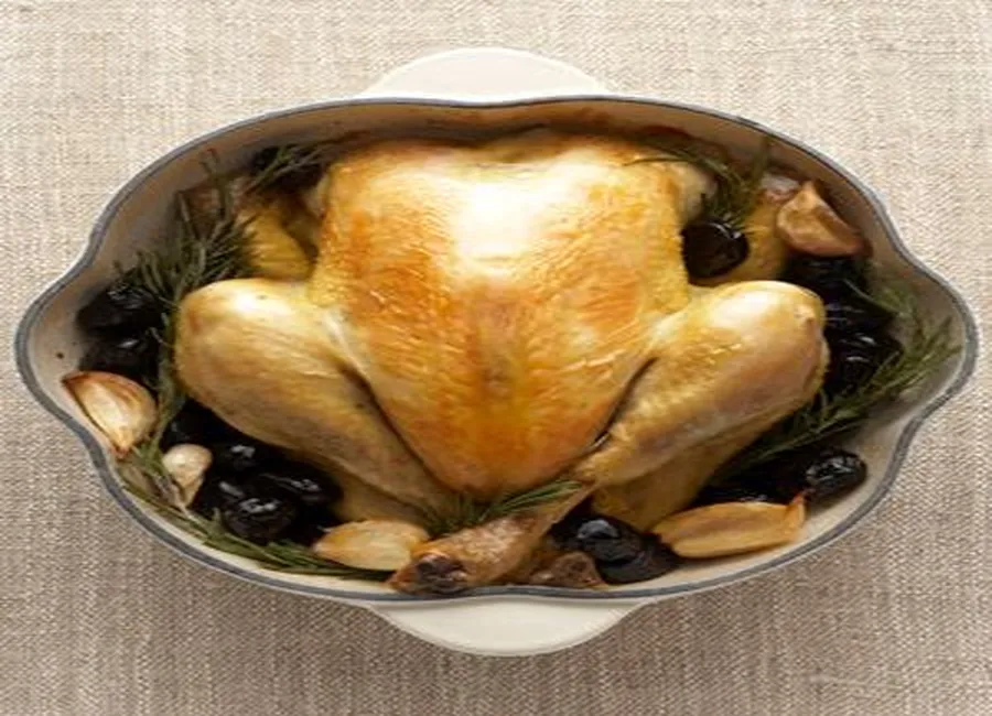 Poulet farci aux olives et à l'ail