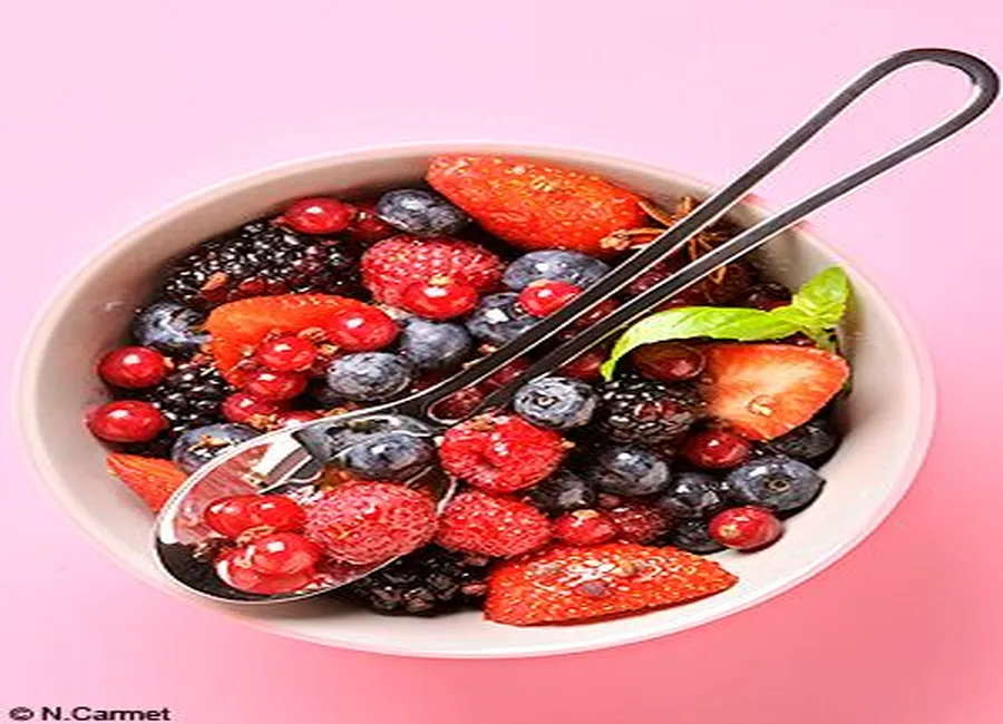 Salade de fruits épicés au basilic