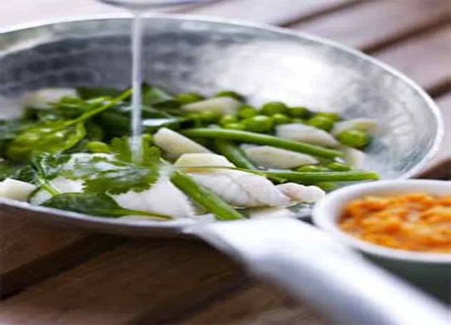Sole à la goyave, étuvée de légumes verts et purée de patates douces