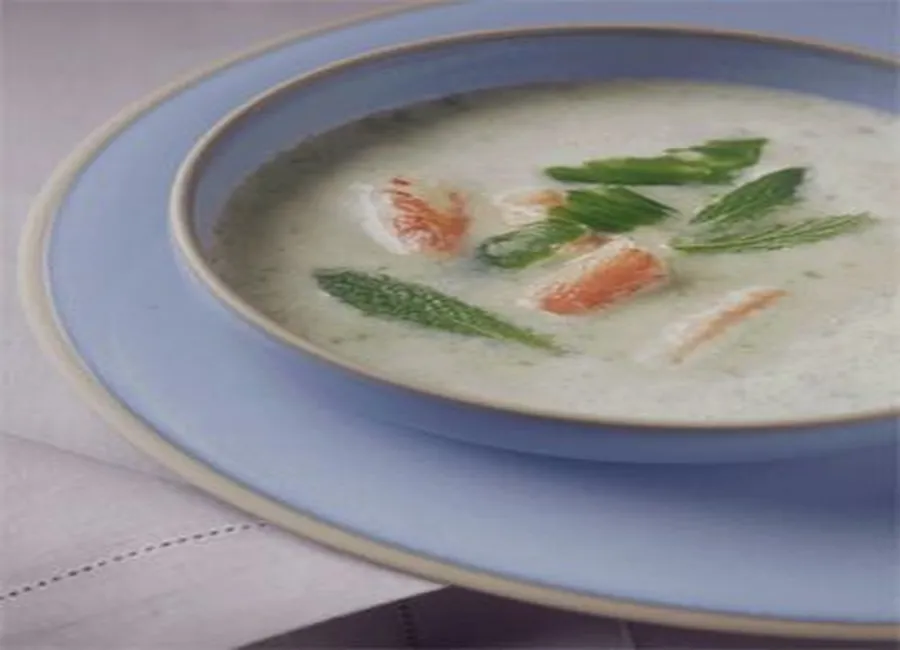 Soupe froide de concombre au crabe