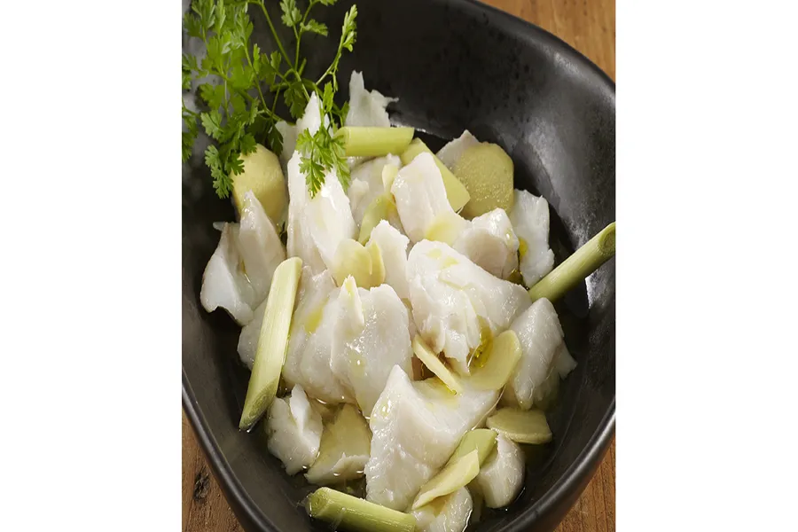 Étouffé de morue fraiche, citronnelle, gingembre, citron vert, bouillon de poule à l'huile d'olive