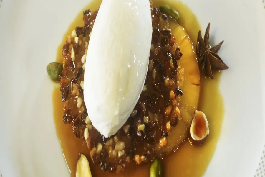 Ananas caramélisé aux noisettes, amandes, pistaches, cannelle, anis et vanille