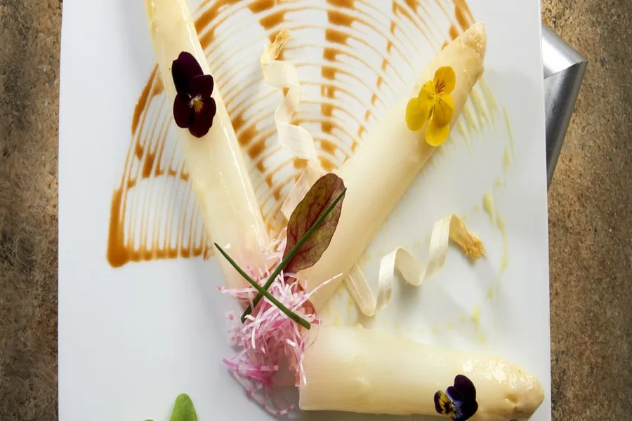Grosses asperges blanches de magescq farcies de tourteaux, coulis de petits pois, bisque réduite