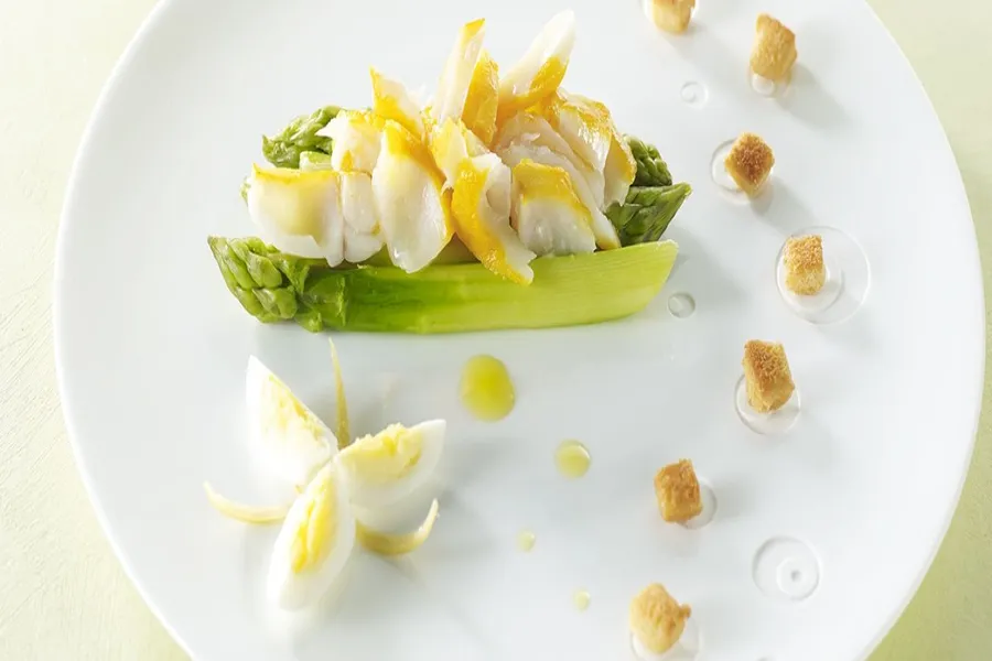 Asperges de la marne, haddock, citron confit et œuf de caille