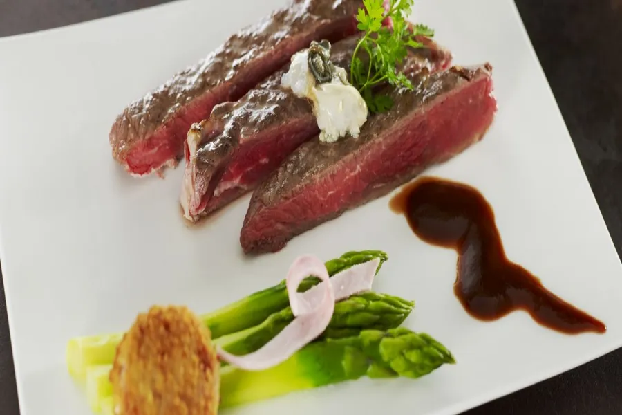 Bœuf galice et huîtres, asperges vertes, croustillant de moelle et comté au jambon de vache, réduction au miel des corbières.
