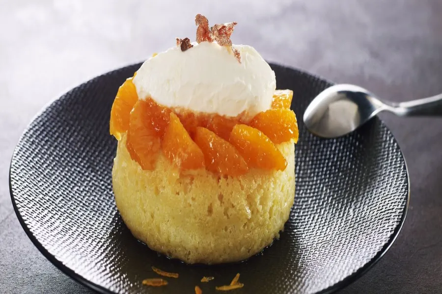 Baba aux clémentines, crème fraîche juste battue, salade de suprêmes et zestes confits