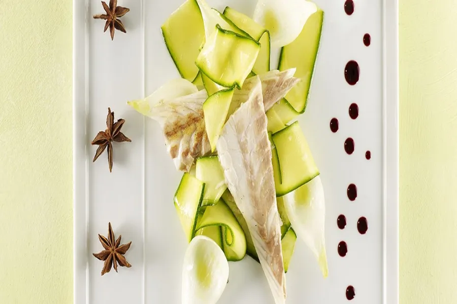 Bar de ligne, courgettes, réduction au vin rouge