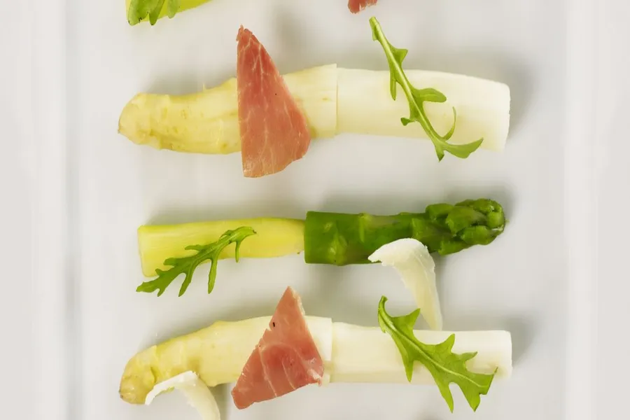 Belles asperges vertes roulées au lard de colonnata, copeaux de parmesan "grande réserve", sabayon à l'huile d'olive - citron
