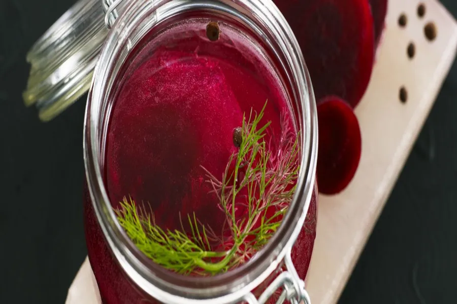 Betteraves aigres douces au piment de jamaïque (très doux et parfumé, non piquant) et aneth