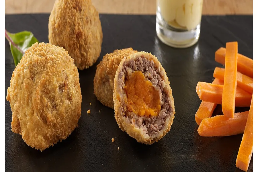 Enfance, enfance... boulettes surprises de bœuf frites, carottes fondantes et croquantes, mayonnaise grand-mère