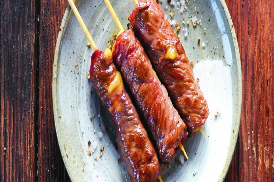 Brochettes de bœuf au fromage coulant façon teppanyaki (plancha)