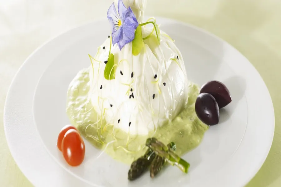 Burrata , asperges, et autres petites touches de goûts ensoleillées