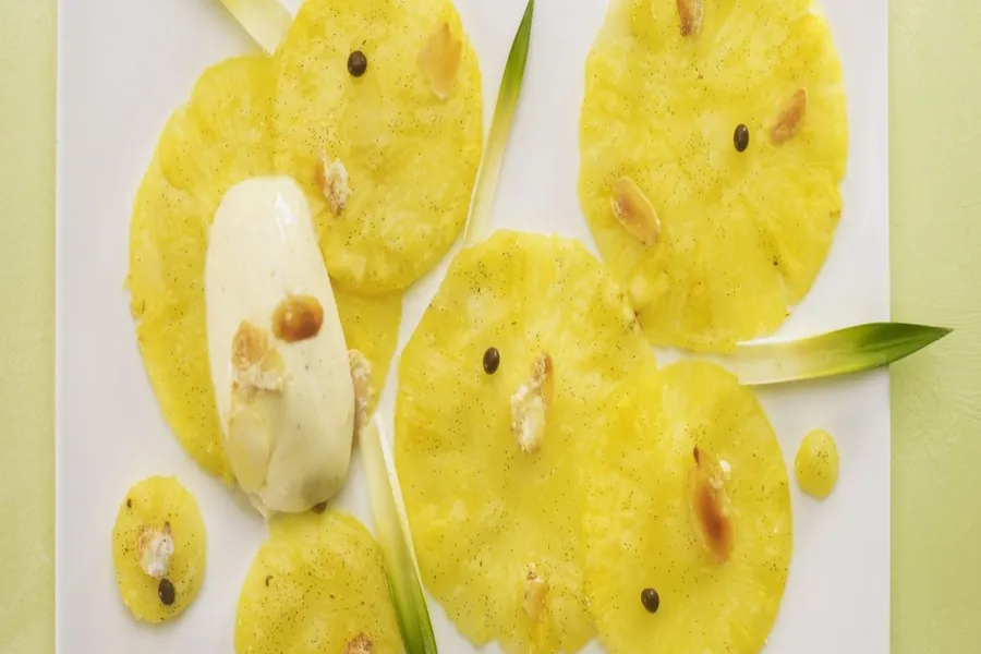 Carpaccio d'ananas au limoncello, glace vanille et amandes croquantes