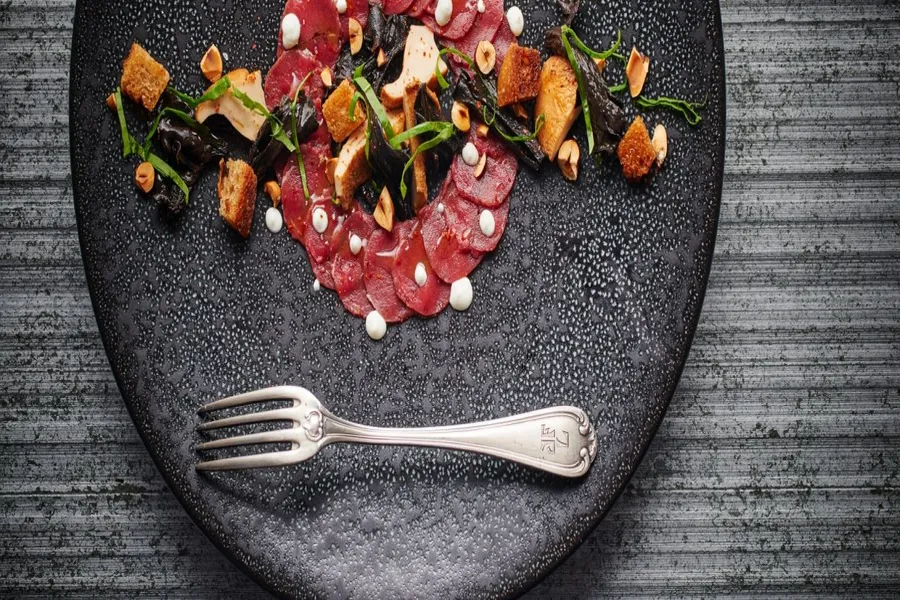 Carpaccio de dos de chevreuil, champignons marinés, crème de raifort