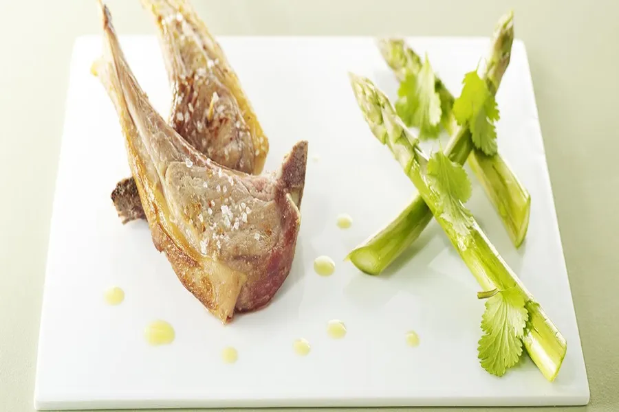 Carré d'agneau de lait des pyrénées, asperges vertes, coriandre