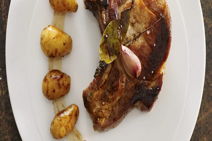 Carré de cochon, pommes de terre nouvelles