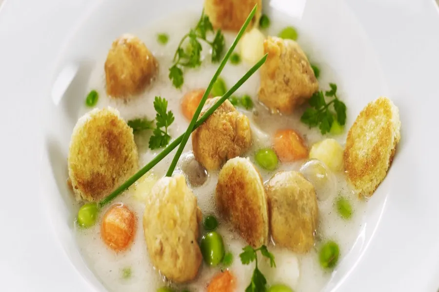 Cassolette d'escargots aux fèves, petits pois et perles de légumes, crème légère infusée au lard paysan, disques de pain de mie toastés