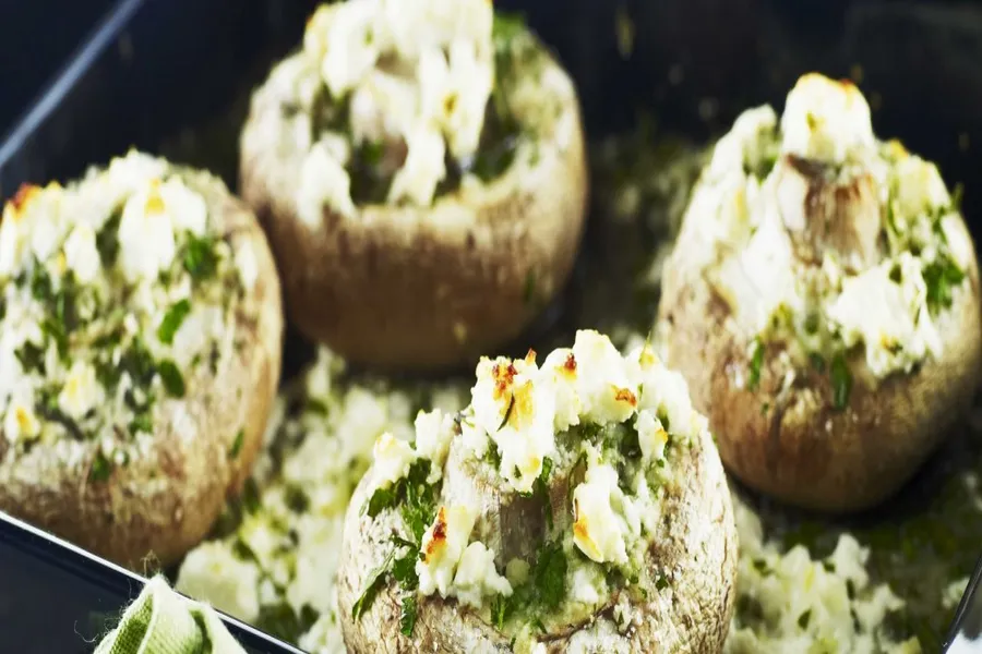 Champignons farcis aux herbes et à la feta