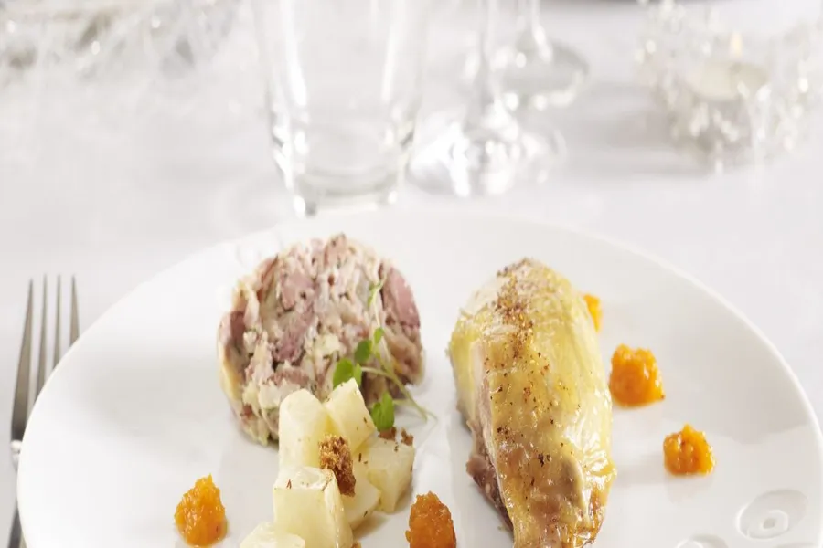 Chapon farci aux foies de volailles, purée de potiron au pain d'épices et dés de céleri