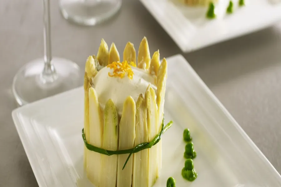 Charlotte d'asperges à l'émulsion de parmesan, œufs de caille pochés