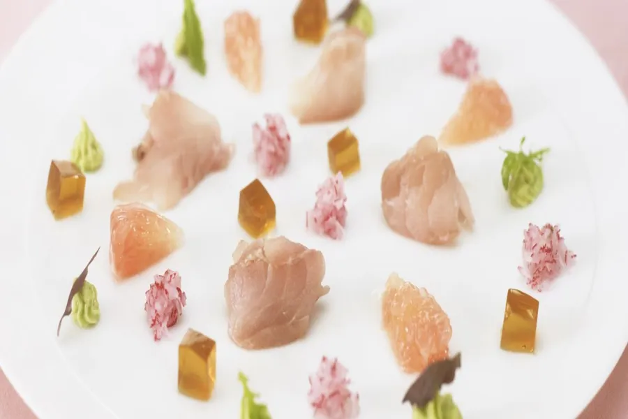 Chinchard sur l'idée d'un sashimi, neige de radis