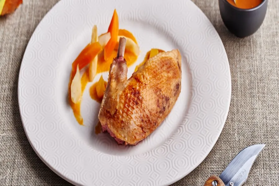 Colvert rôti, sauce à l'orange, purée de carottes lavandes, légumes au miel