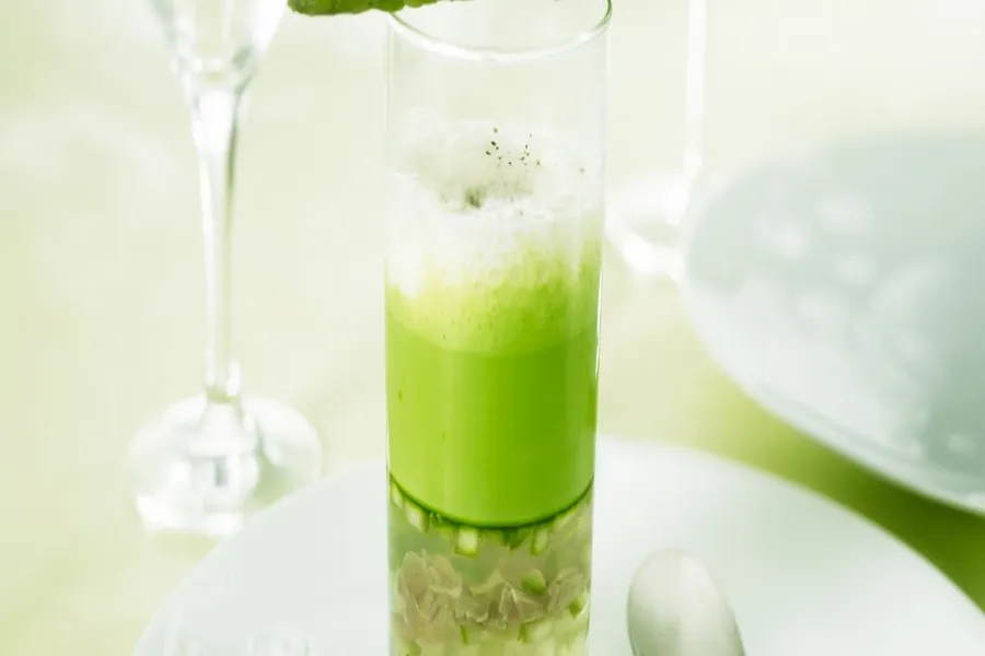 Crème d'asperges vertes frappées au lait d'amande douce